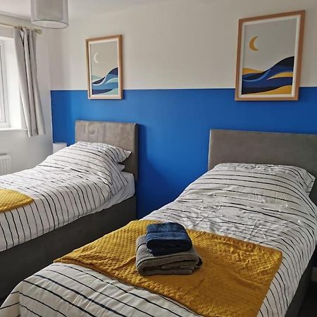 Modern Roomy 3 Bedroom Home パーショア エクステリア 写真