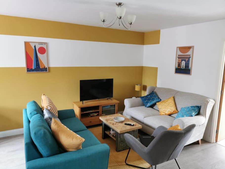 Modern Roomy 3 Bedroom Home パーショア エクステリア 写真