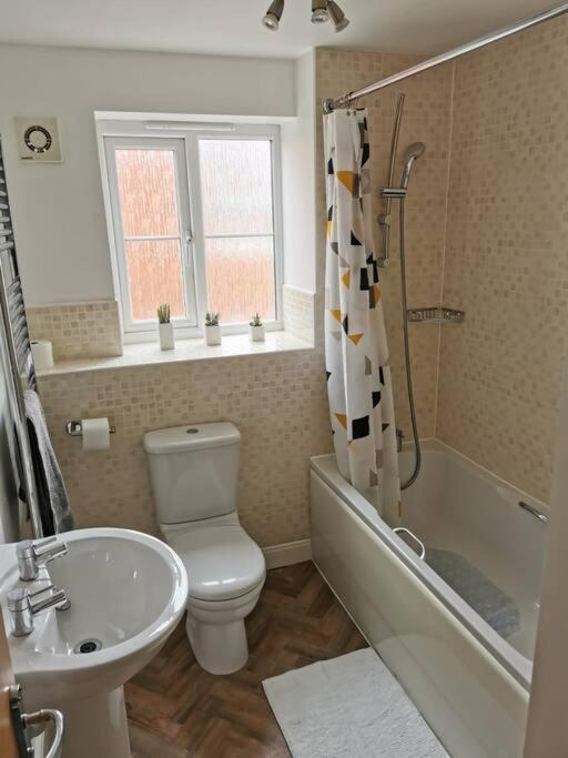 Modern Roomy 3 Bedroom Home パーショア エクステリア 写真